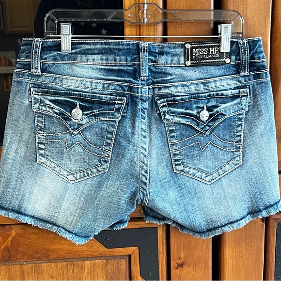 MISS ME DENIM BRAND: Distressed Signature Shorts - Picture 4 of 9
